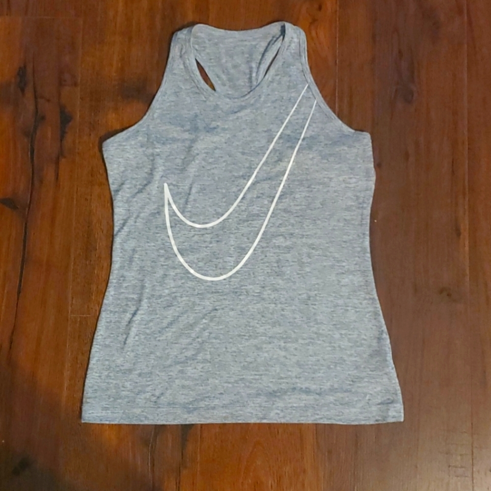Nike razorback activewear top. Runs small!
